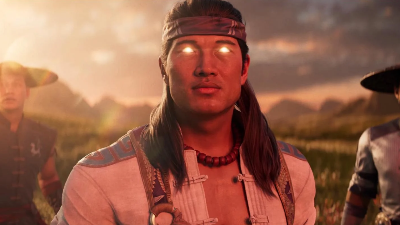 Liu Kang, wojownik z Mortal Kombat 1 inspirowany rdzennymi amerykanami, patrzy w stronę kamery ze świecącymi oczyma.